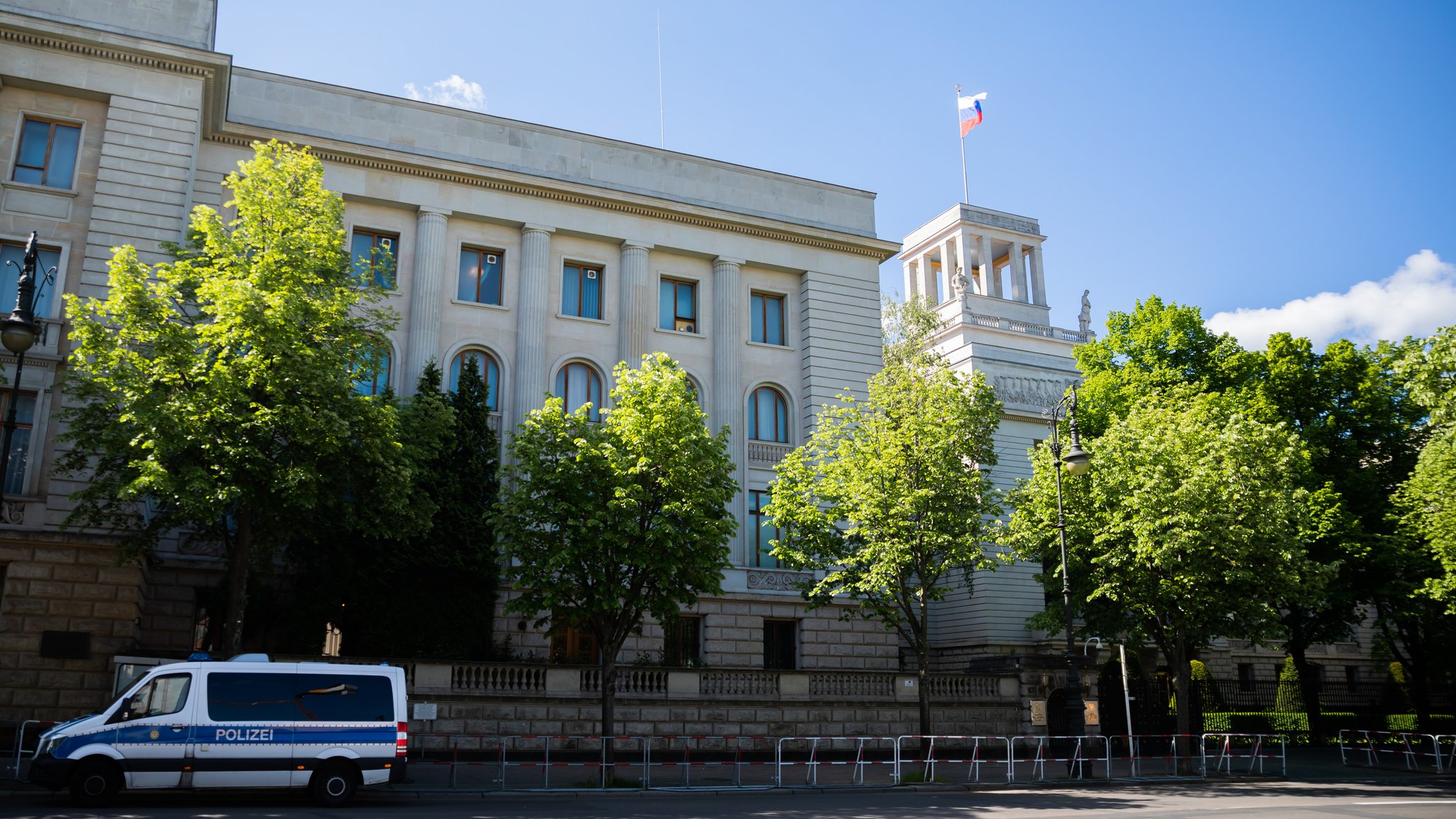 Ein Polizeifahrzeug steht vor der Botschaft der Russischen Föderation.