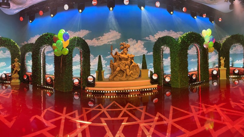 Die Bühne für die große Fernseh-Prunksitzung des Fastnacht-Verbandes Franken in den Mainfrankensälen in Veitshöchheim. | Bild: BR/Josef Lindner Die Bühne für die große Fernseh-Prunksitzung des Fastnacht-Verbandes Franken in den Mainfrankensälen in Veitshöchheim.