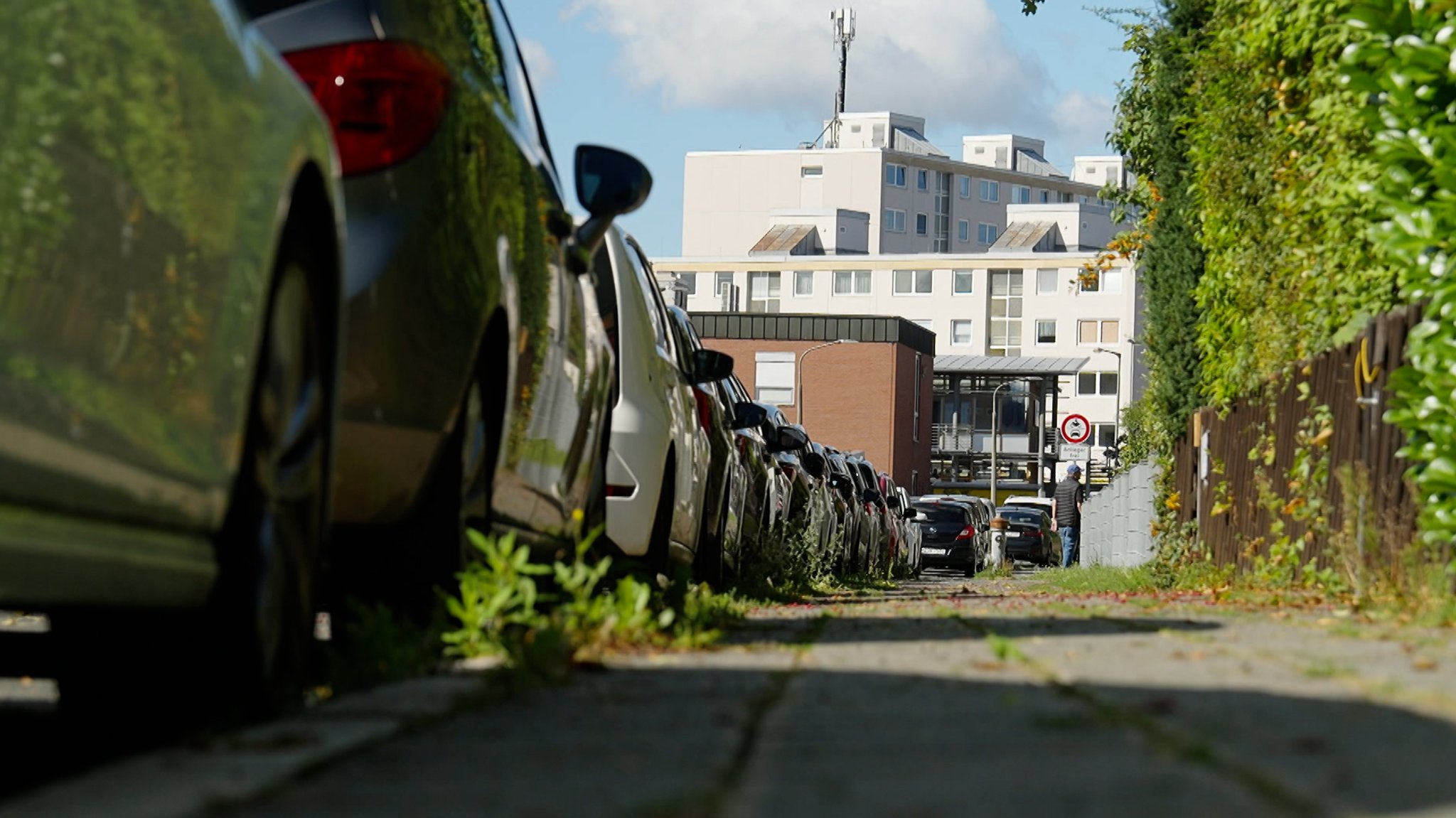 Flugreisende blockieren Parkplätze um Flughafen Nürnberg