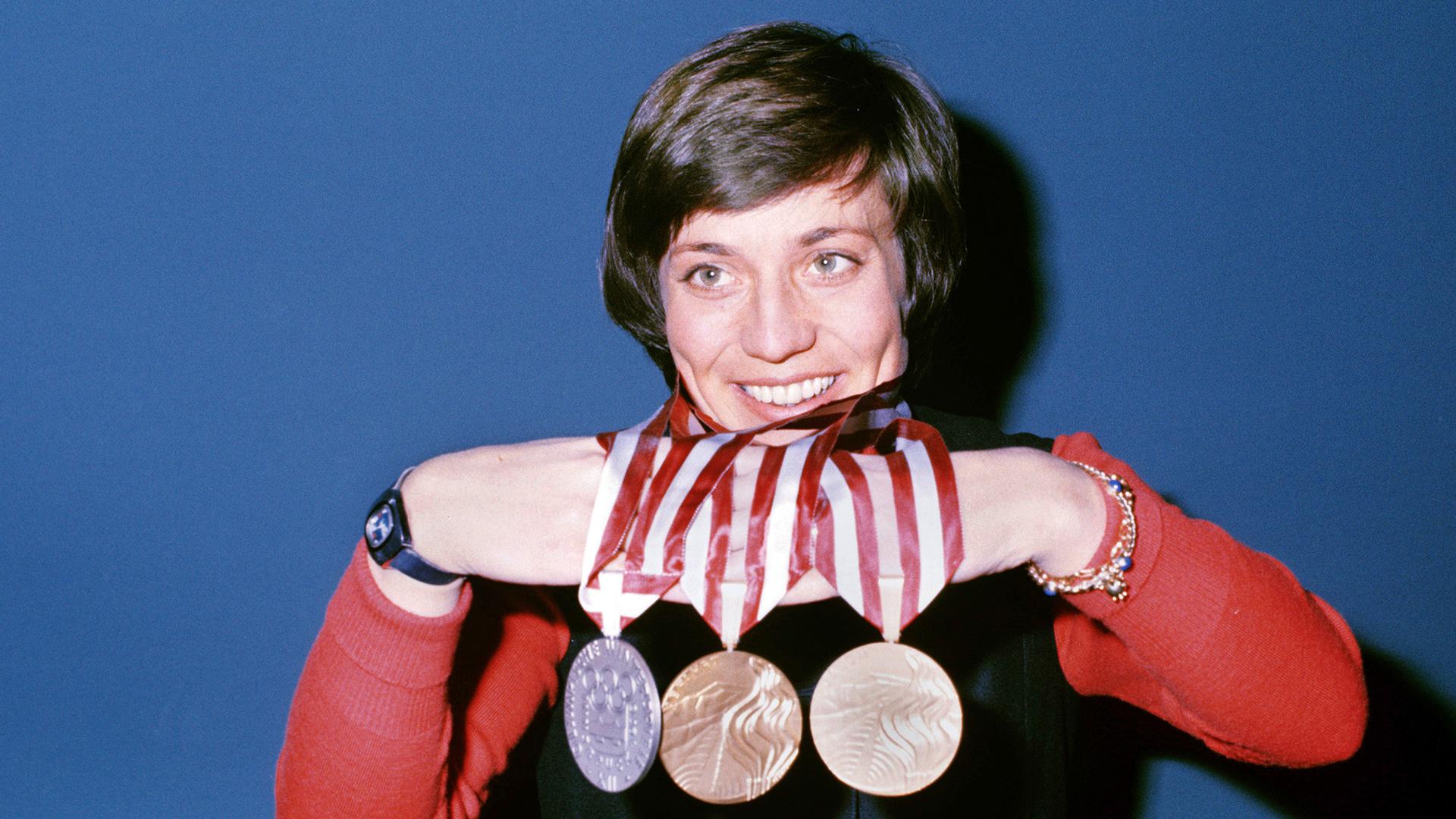 Rosi Mittermaier präsentiert bei einer Pressekonferenz ihre Medaillen, aufgenommen am 15.02.1976 während der Olympischen Winterspiele in Innsbruck