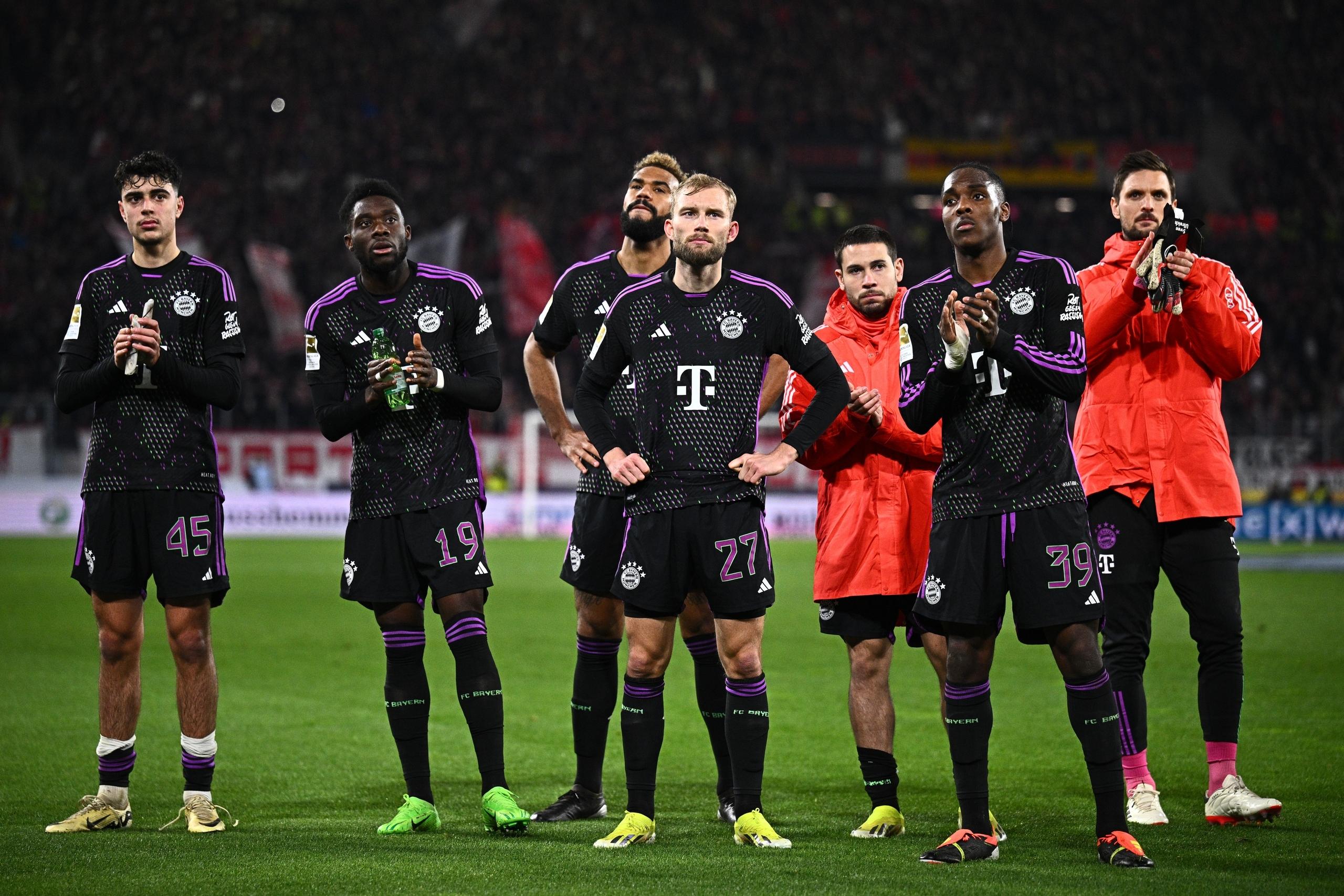 Enttäuschte FC-Bayern-Spieler nach dem 2:2 beim SC Freiburg