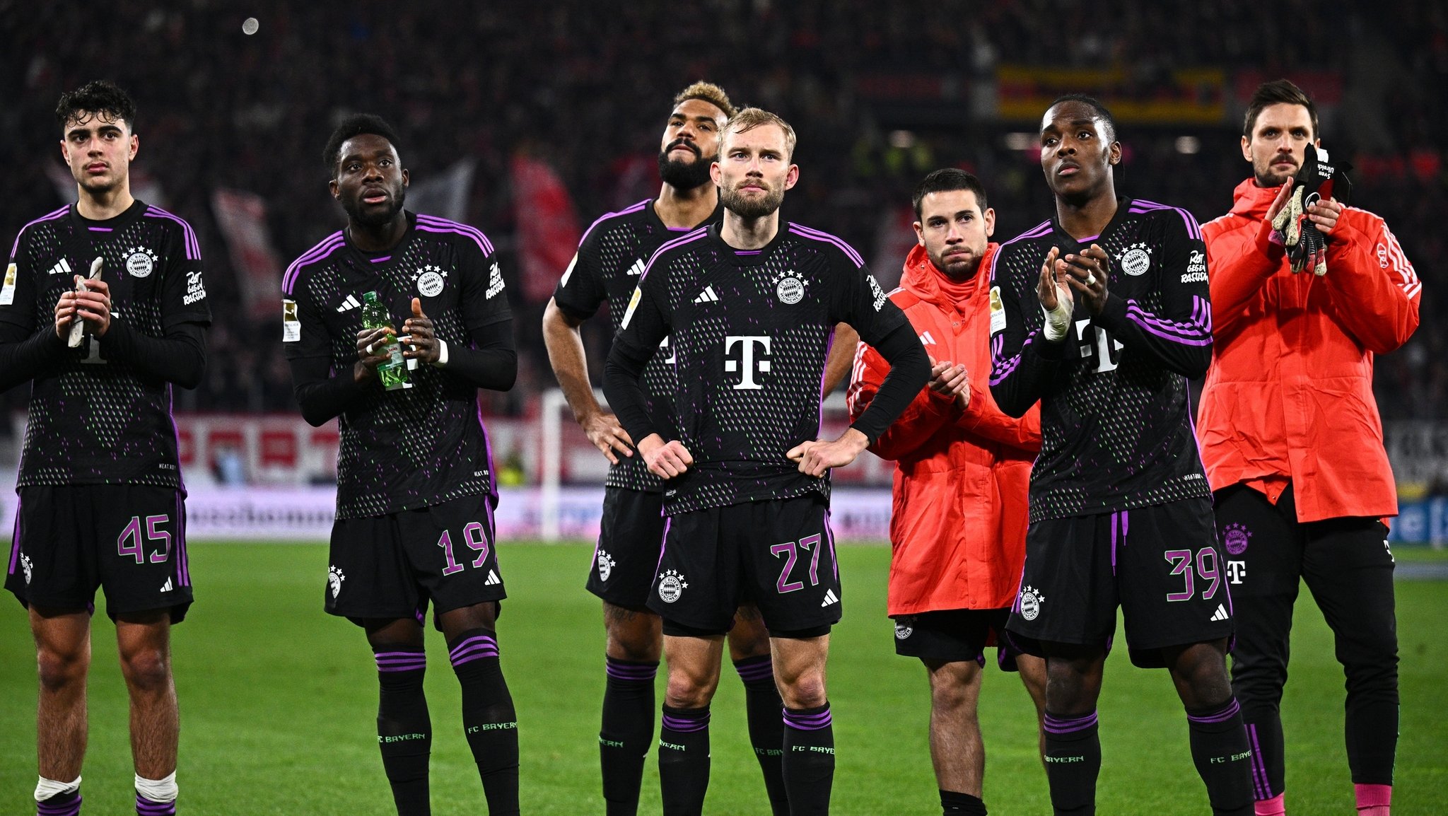 Enttäuschte FC-Bayern-Spieler nach dem 2:2 beim SC Freiburg