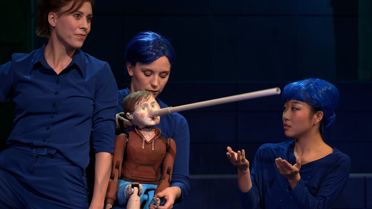 Puppenspielerin Johanna Kunze lässt dem lügenden Pinocchio in der Aufführung am Theater Regensburg die Nase wachsen.