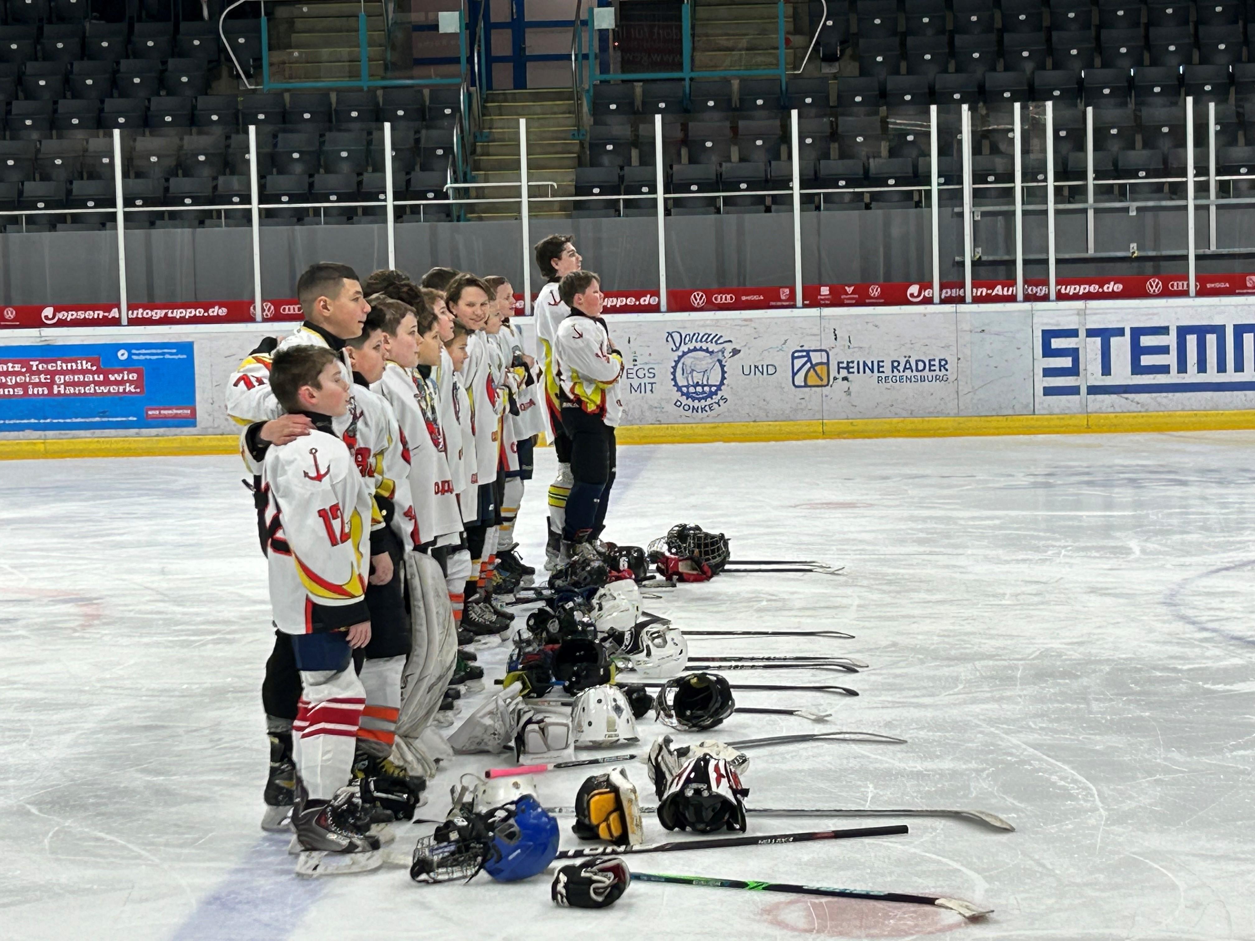 Junge Eishockeyspieler in der Regensburger Donau-Arena. 