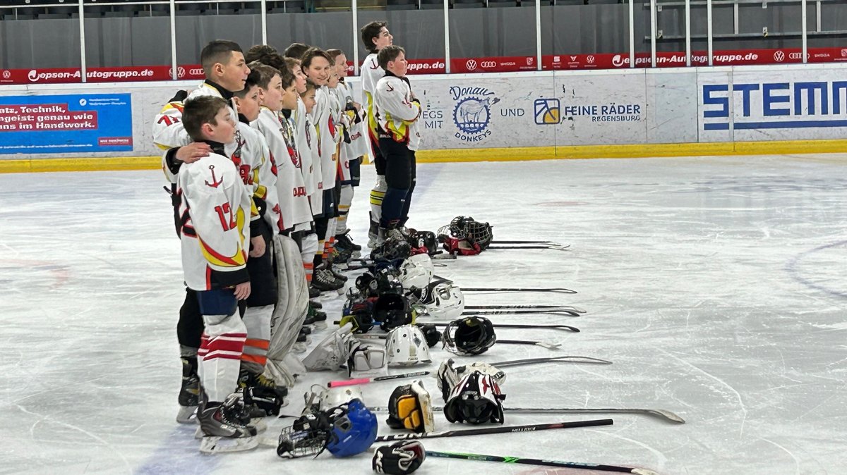 Junge Eishockeyspieler in der Regensburger Donau-Arena. 