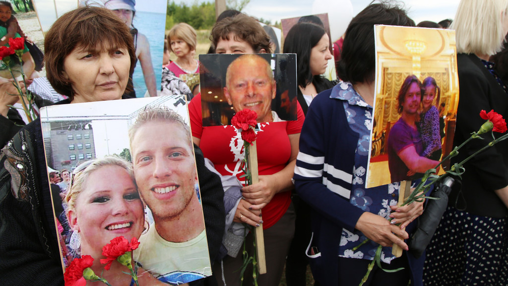 17.07.20: Menschen erinnern in der ukrainischen Region Donetsk mit Fotos an Opfer des MH17-Abschusses im Jahr 2014.