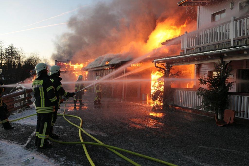 21.01.2024, Bayern, Eging am See: Feuerwehrleute löschen einen Brand in der Westernstadt Pullman City. In dem Freizeitpark Westernstadt Pullman City in Eging am See in Bayern ist am Sonntagmorgen ein Feuer ausgebrochen. Mehrere Gebäude in Holzbauweise wie Saloons stehen entlang der sogenannten Main Street in Vollbrand, wie die Polizei am Sonntagmorgen mitteilte. Die Polizei geht nach ersten Schätzungen von einem Millionenschaden aus. | Bild:dpa-Bildfunk/Lilo Klesse