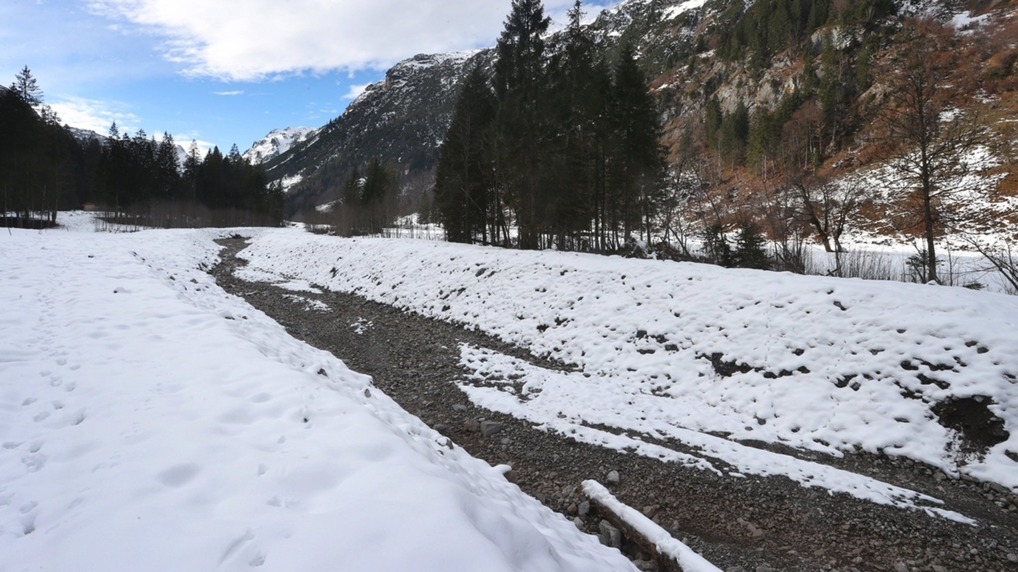 04.12.2022, Bayern, Oberstdorf: Der durch Flußbaumaßnahmen begradigte Rappenalpbach im Rappenalptal. Die Baggerarbeiten haben den Fluß auf eineinhalb Kilometer Länge weitgehend zerstört. Bisher geht die Polizei davon aus, dass die Alpgenossenschaft keine behördliche Genehmigung für die Arbeiten an dem Gewässer hatte. Zu welchem Zwecke der Bereich am Bach ausgebaggert wurde, blieb zunächst unklar.      (zu dpa "Allgäuer Wildbach ausgebaggert - Polizei erwartet lange Ermittlungen") Foto: Karl-Josef Hildenbrand/dpa +++ dpa-Bildfunk +++