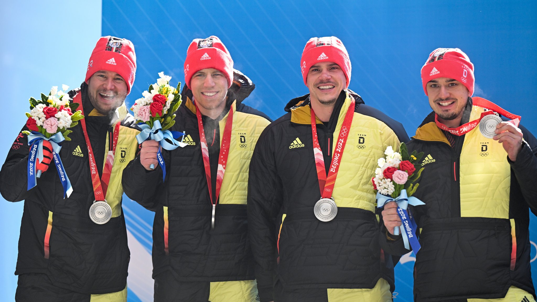 Riesengroße Freude auch über Platz zwei im Viererbob: Pilot Johannes Lochner mit Florian Bauer, Christopher Weber und Christian Rasp.