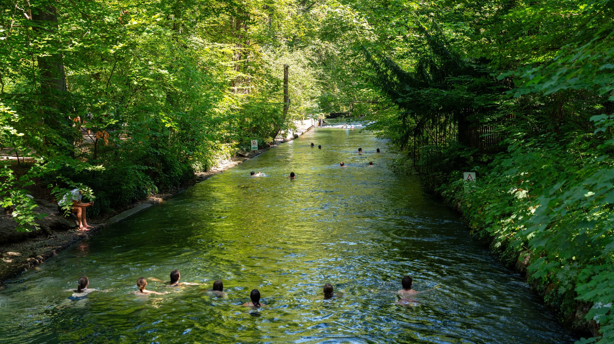 Niedrigwasser im Münchner Eisbach: Badespaß in Gefahr?