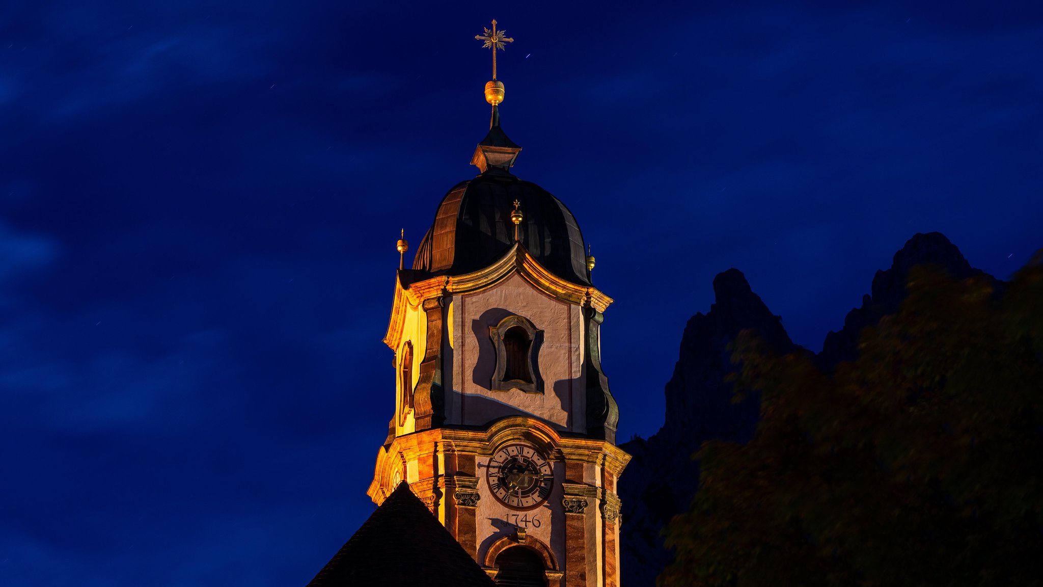 Turm der St. Peter und Paul-Kirche in Mittenwald (Symbol- und Archivbild) | Bild: picture alliance / Zoonar|Bernhard Klar Turm der St. Peter und Paul-Kirche in Mittenwald (Symbol- und Archivbild)