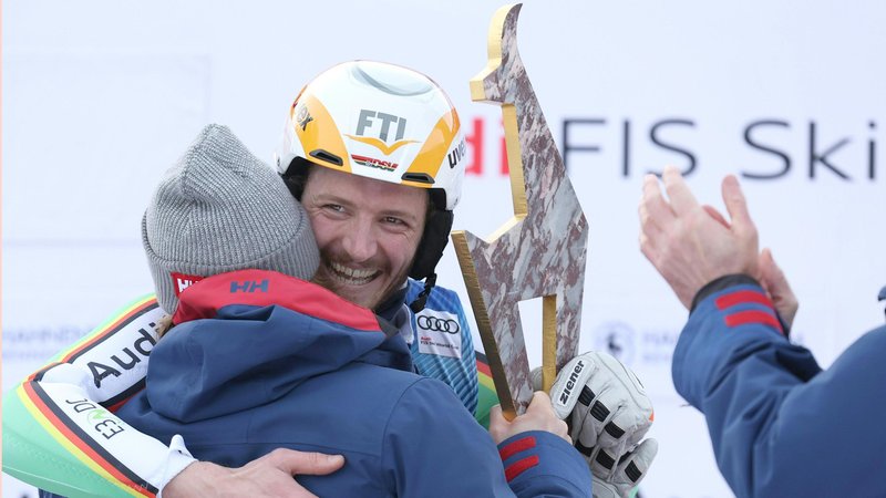 Linus Straßer bei der Kitzbühel-Siegerehrung 2024 | Bild: picture-alliance/dpa Linus Straßer bei der Kitzbühel-Siegerehrung 2024