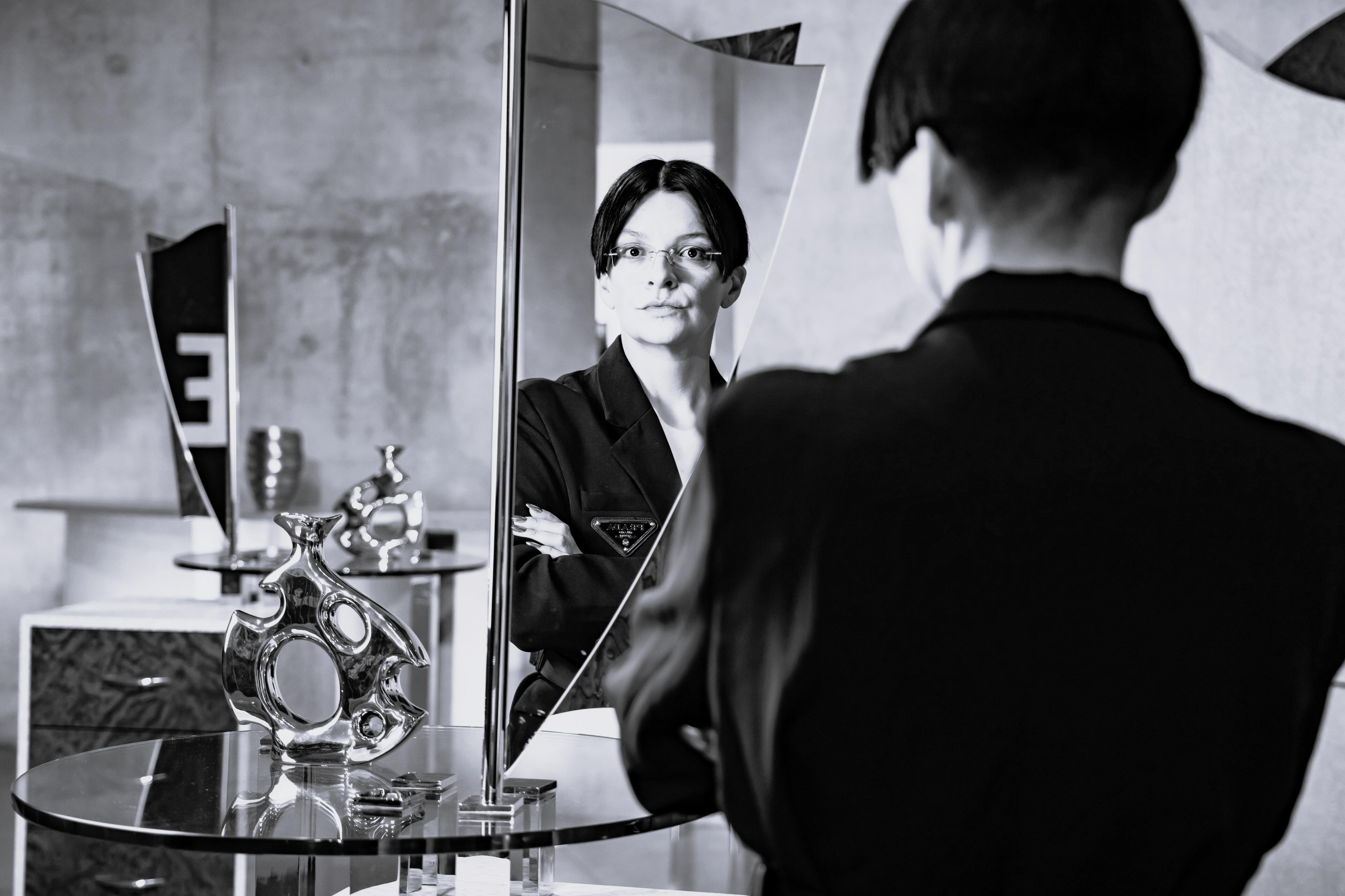 Henrike Naumann in ihrer Installation 'Tag X' in Marie-Elisabeth-Lueders-Haus in Berlin 2024. 