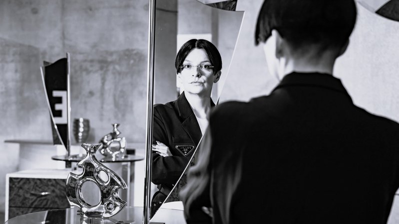 Henrike Naumann in ihrer Installation 'Tag X' in Marie-Elisabeth-Lueders-Haus in Berlin 2024. | Bild: picture alliance / NurPhoto | Emmanuele Contini Henrike Naumann in ihrer Installation 'Tag X' in Marie-Elisabeth-Lueders-Haus in Berlin 2024.