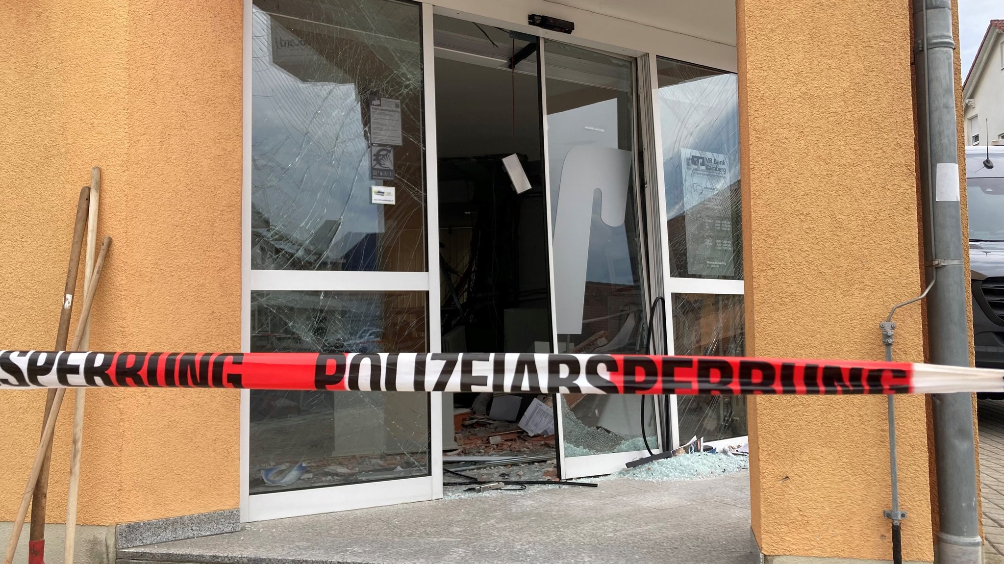 Polizeiabsperrung vor der Bank, in der der Geldautomat gesprengt wurde.