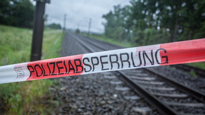 (Symbolbild) Auf der Bahnstrecke München-Ingolstadt ist am Dienstagvormittag ein 21-jähriger Mann bei Gleisarbeiten tödlich verunglückt. | Bild: picture alliance / Fotostand | Fotostand / K. Schmitt (Symbolbild) Auf der Bahnstrecke München-Ingolstadt ist am Dienstagvormittag ein 21-jähriger Mann bei Gleisarbeiten tödlich verunglückt.