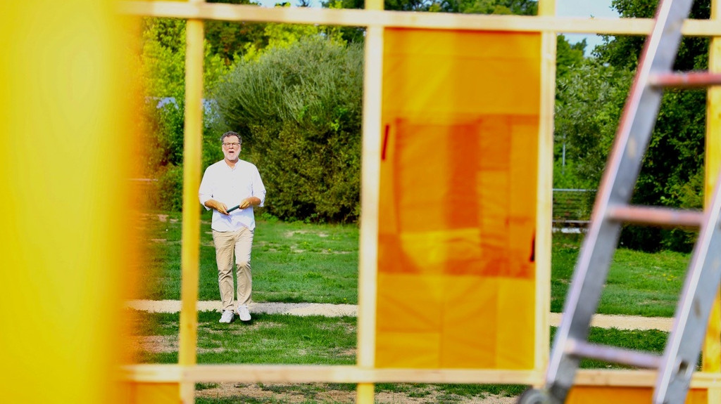 Künstler Markus Heinsdorff schaut auf das Kunstwerk im Stadtpark Roth.