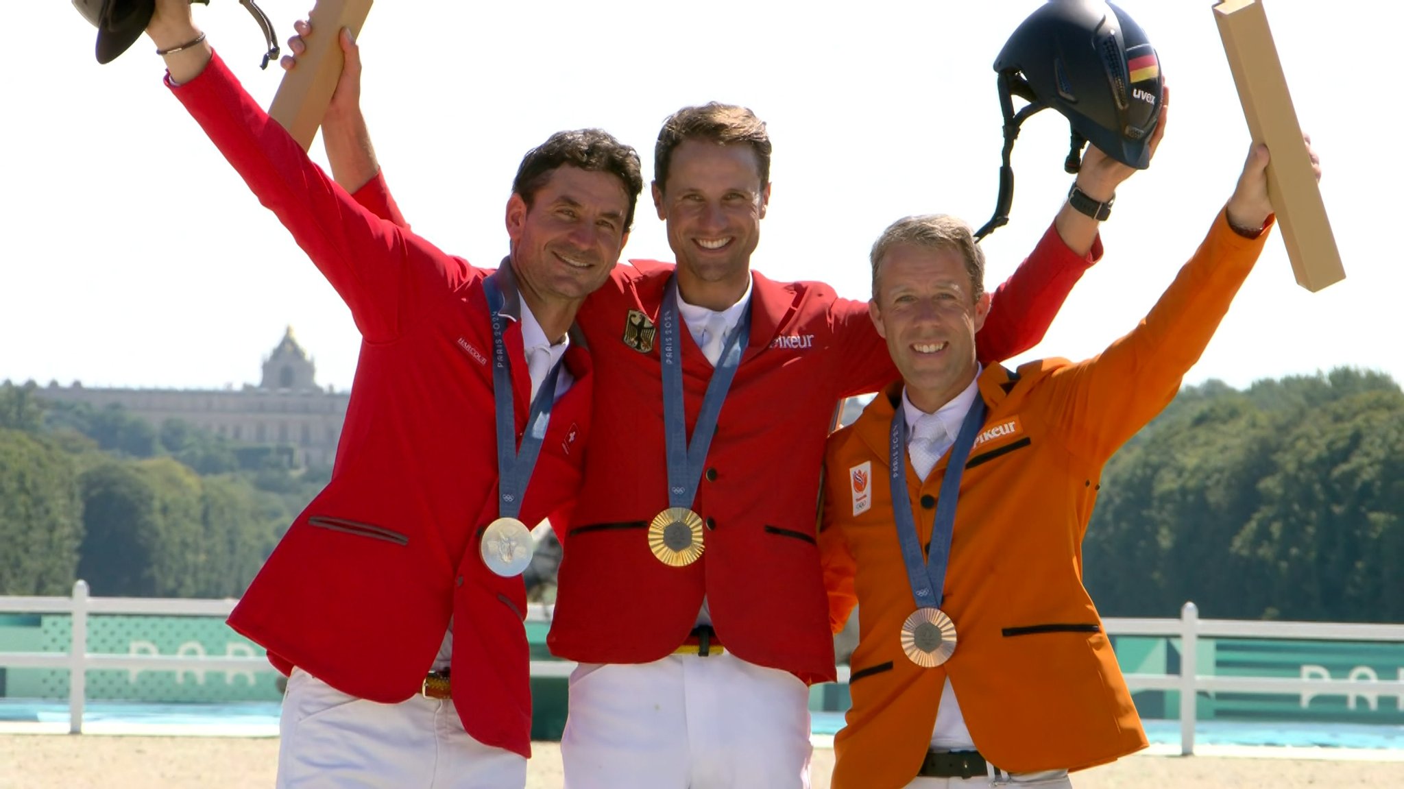 Das Siegerpodest im Springreiten bei den Olympischen Spielen von Paris mit dem Deutschen Christian Kukuk ganz oben.