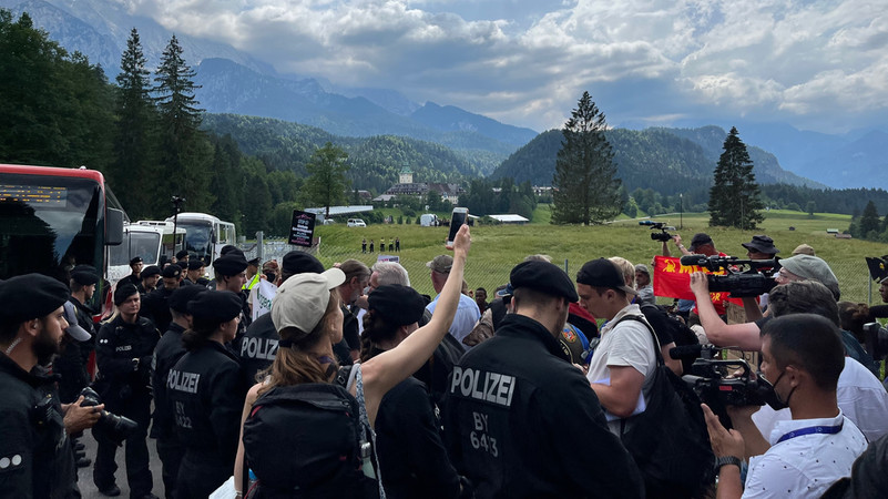 G7-Gegner demonstrieren in unmittelbarer Nähe zum Schloss gegen den Gipfel | Bild: BR / Martin Breitkopf G7-Gegner demonstrieren in unmittelbarer Nähe zum Schloss gegen den Gipfel