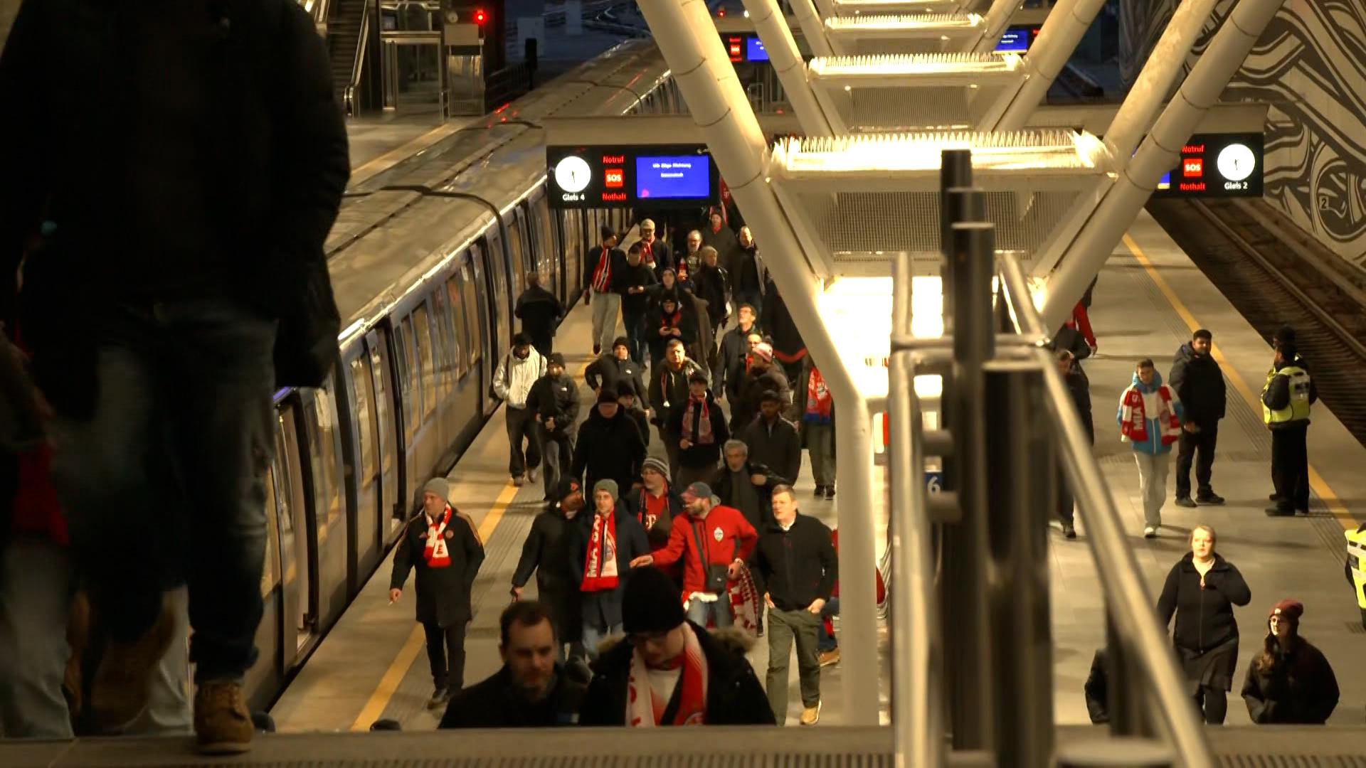 Fußballfans auf dem Weg ins Stadion