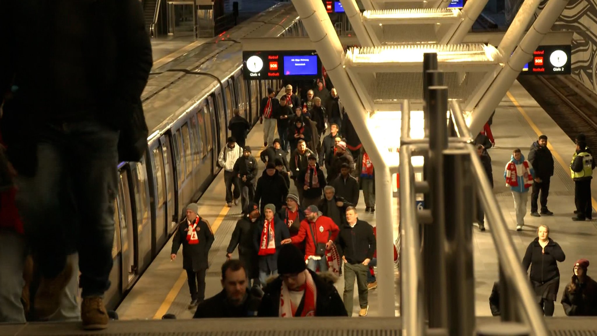 Fußballfans auf dem Weg ins Stadion