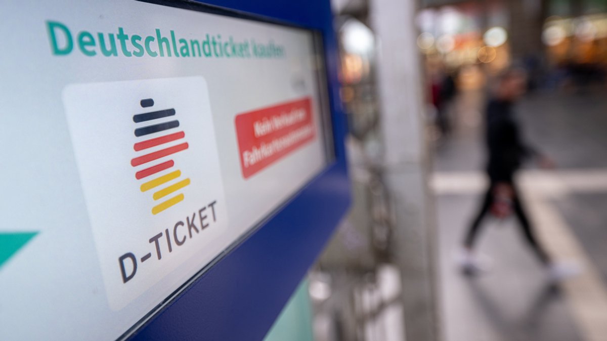Ein Hinweis für das Deutschlandticket steht am Frankfurter Hauptbahnhof auf einem Fahrkartenautomat. 