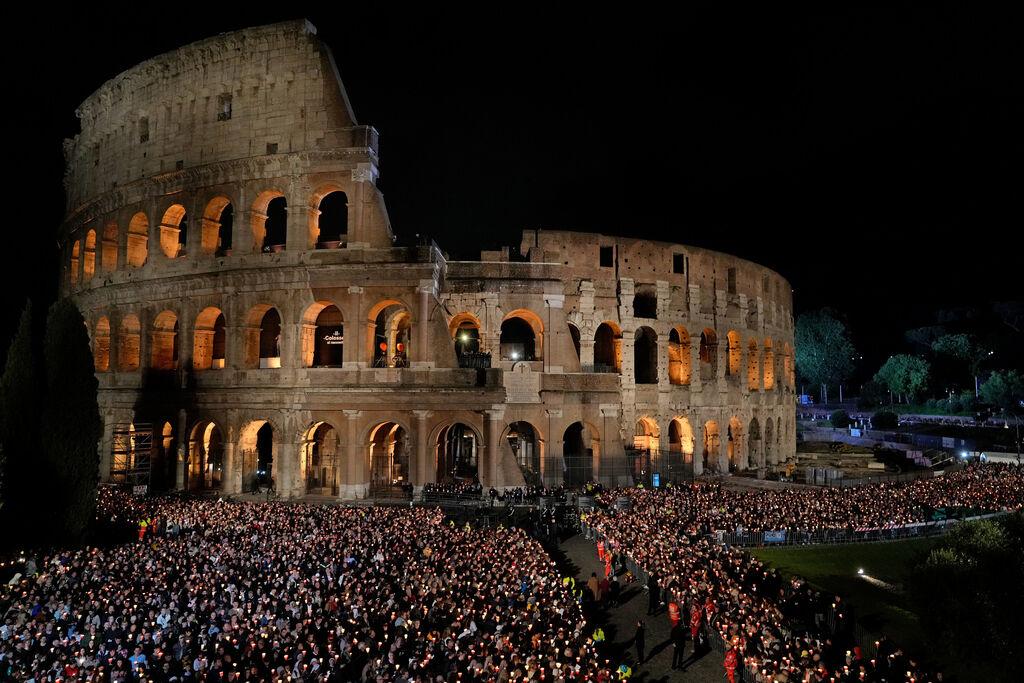 Italien, Rom: Gläubige warten auf die Prozession im Kolosseum.