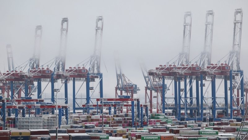 Hamburg: Die Container und Krananlagen am Terminal sind verschneit. | Bild: dpa-Bildfunk/Christian Charisius Hamburg: Die Container und Krananlagen am Terminal sind verschneit.