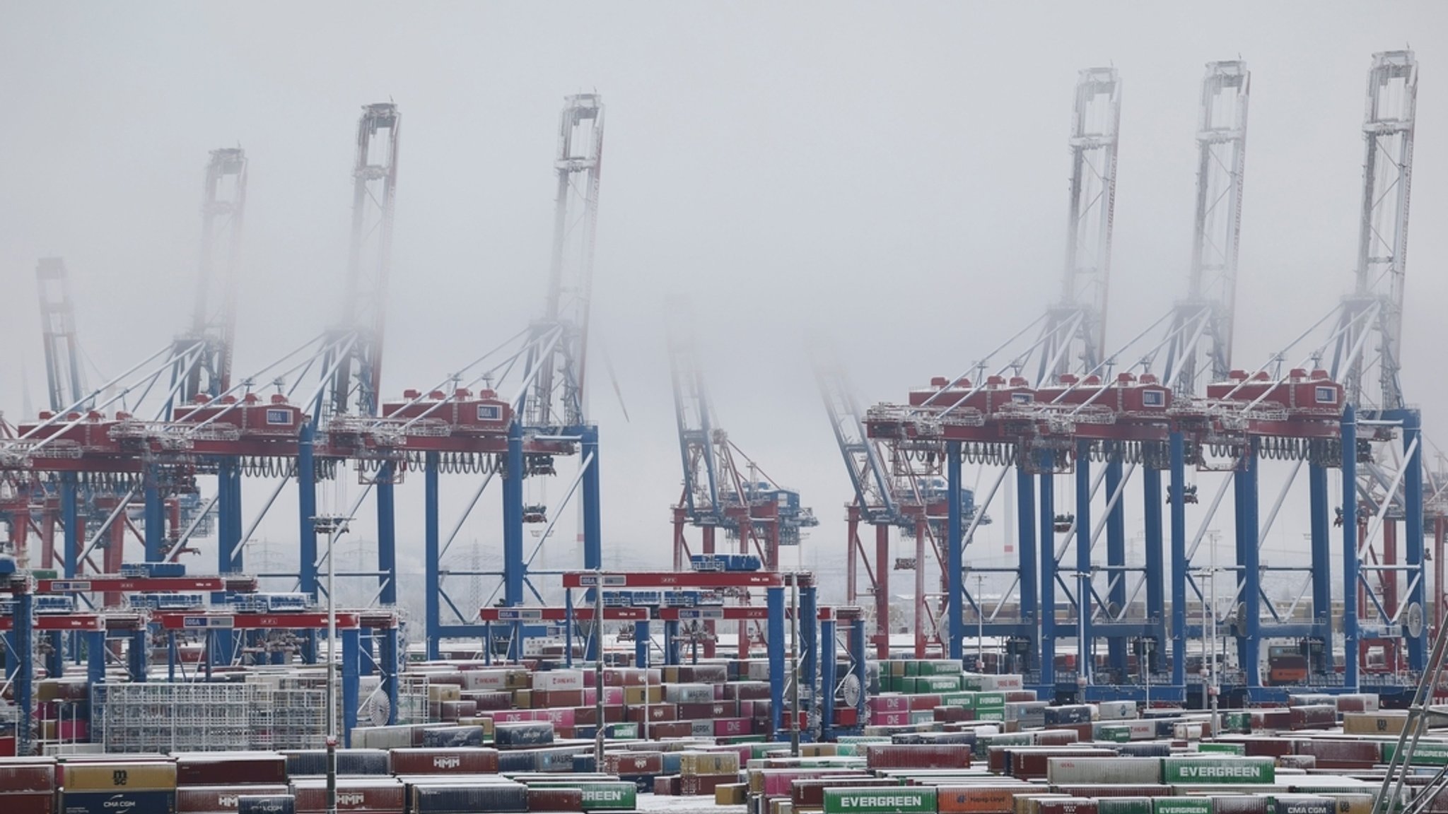 Hamburg: Die Container und Krananlagen am Terminal sind verschneit. | Bild: dpa-Bildfunk/Christian Charisius Hamburg: Die Container und Krananlagen am Terminal sind verschneit.