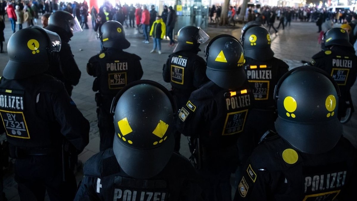 Polizisten mit Helmen stehen bereit, um einzuschreiten, falls die Corona-Proteste eskalieren (Symbolbild)