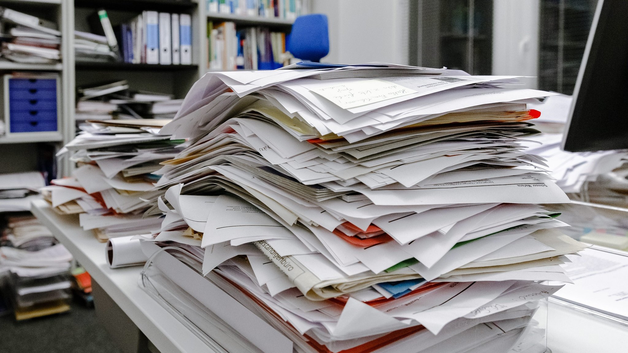 Unnötiger Papierkram lähmt die Arbeit | Bild: picture alliance / Markus Scholz | Markus Scholz Unnötiger Papierkram lähmt die Arbeit