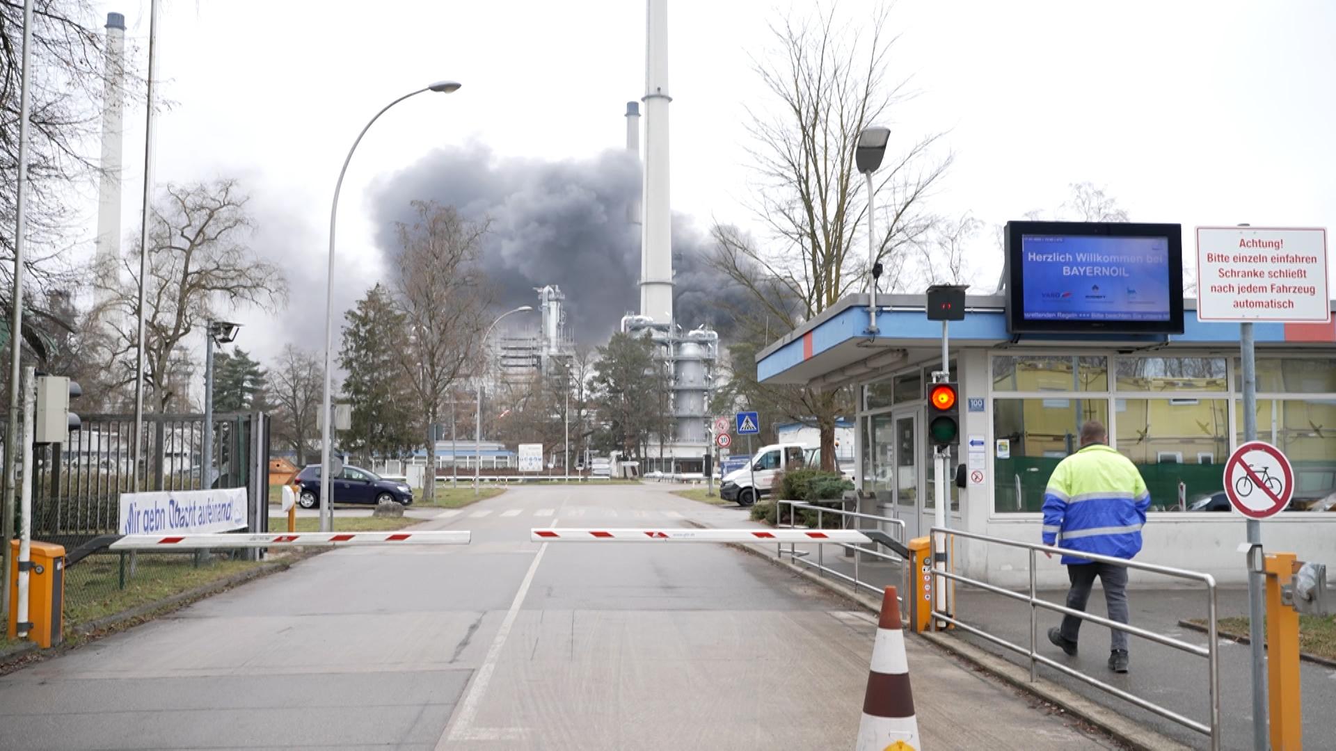 Ein lauter Knall, Feuer und viel Rauch heute Früh in Neuburg an der Donau. In der Raffinerie von Bayernoil gab es eine Explosion. 