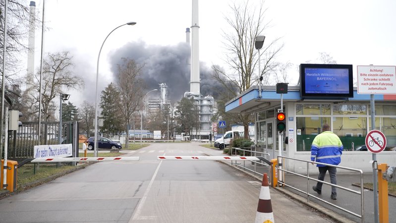 Ein lauter Knall, Feuer und viel Rauch heute Früh in Neuburg an der Donau. In der Raffinerie von Bayernoil gab es eine Explosion. | Bild: Bayerischer Rundfunk 2025 Ein lauter Knall, Feuer und viel Rauch heute Früh in Neuburg an der Donau. In der Raffinerie von Bayernoil gab es eine Explosion.