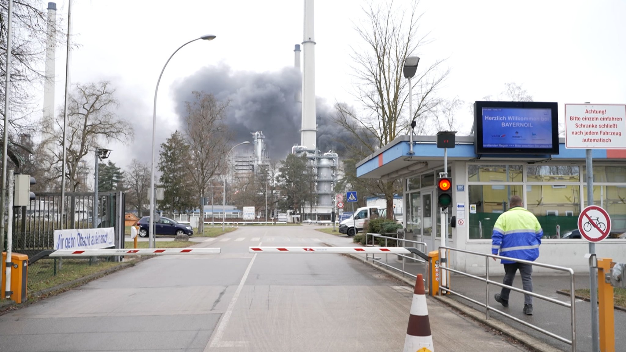 Ein lauter Knall, Feuer und viel Rauch heute Früh in Neuburg an der Donau. In der Raffinerie von Bayernoil gab es eine Explosion. 