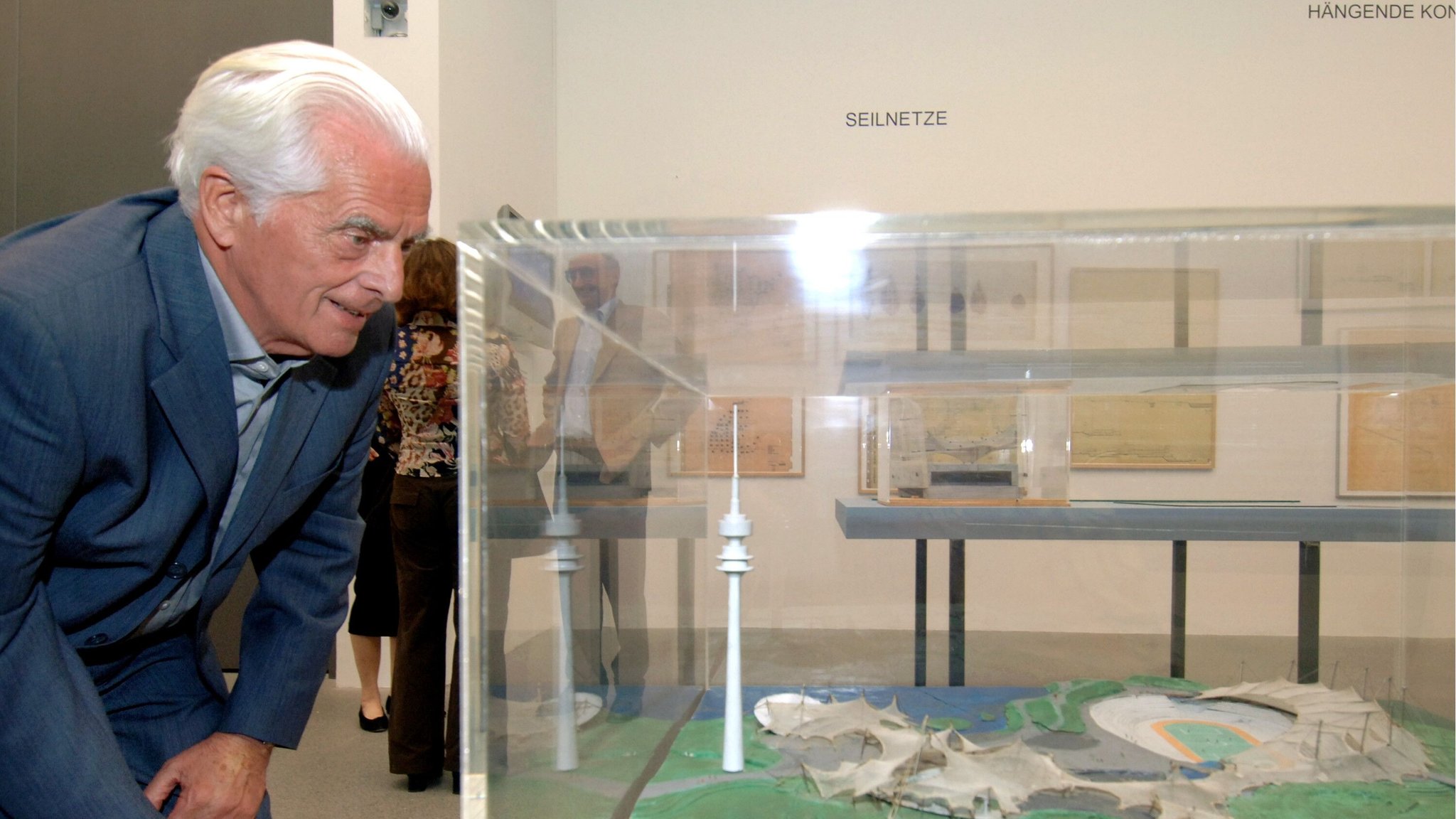 Bewunderer eigener Modelle: Frei Otto in der Pinakothek der Moderne im Jahr 2005