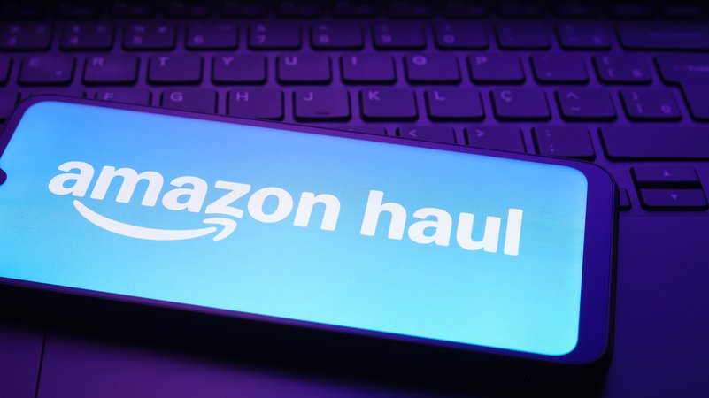 Smartphone mit dem Logo von Amazon Haul | Bild: picture alliance / Jaque Silva Smartphone mit dem Logo von Amazon Haul