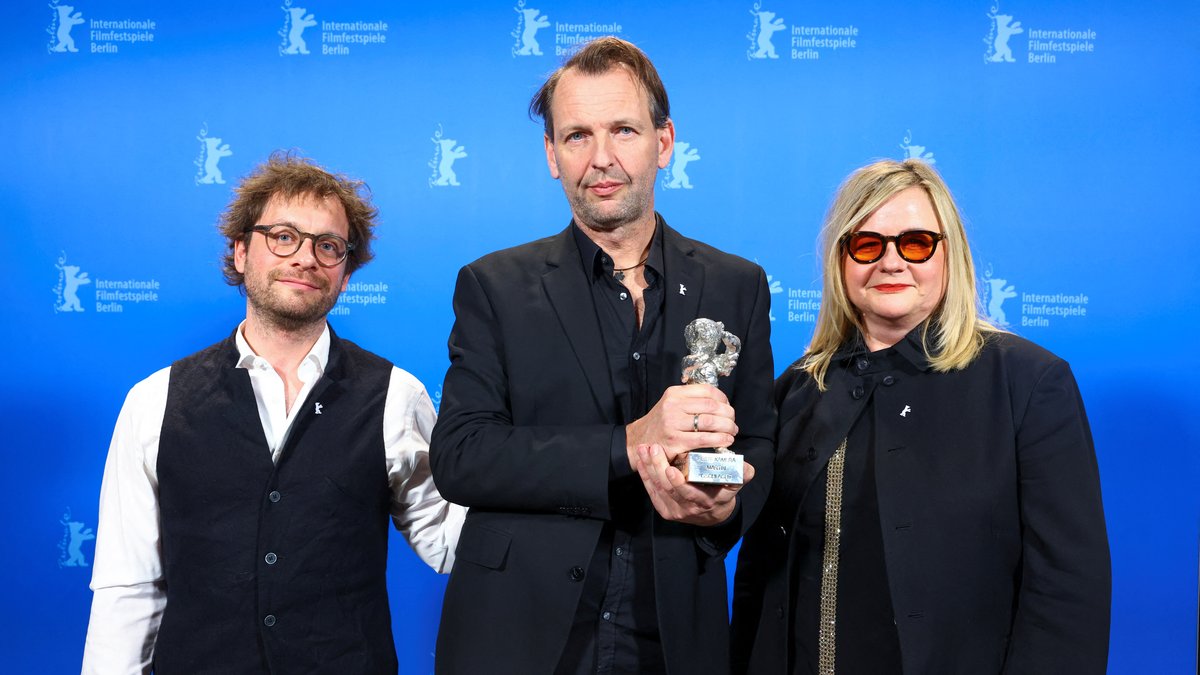 Martin Gschlacht, Veronika Franz und Severin Fiala posiert mit dem Silbernen Bären für "Des Teufels Bad".