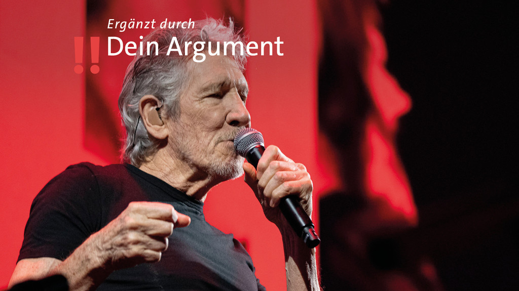 Der Sänger Roger Waters mit einem Mikrofon in der Hand.