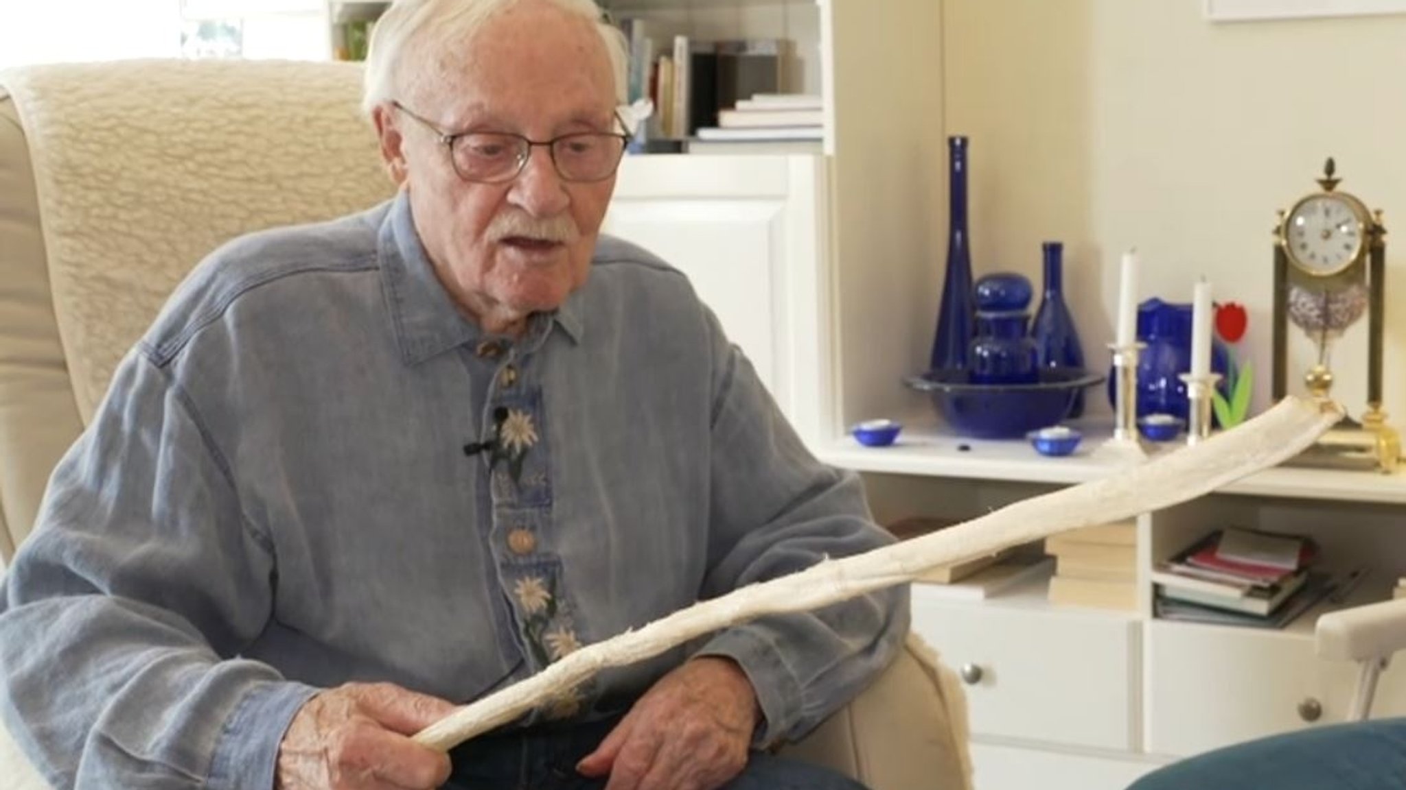 Richard Sucker hält einen Ochsenziemer in der Hand