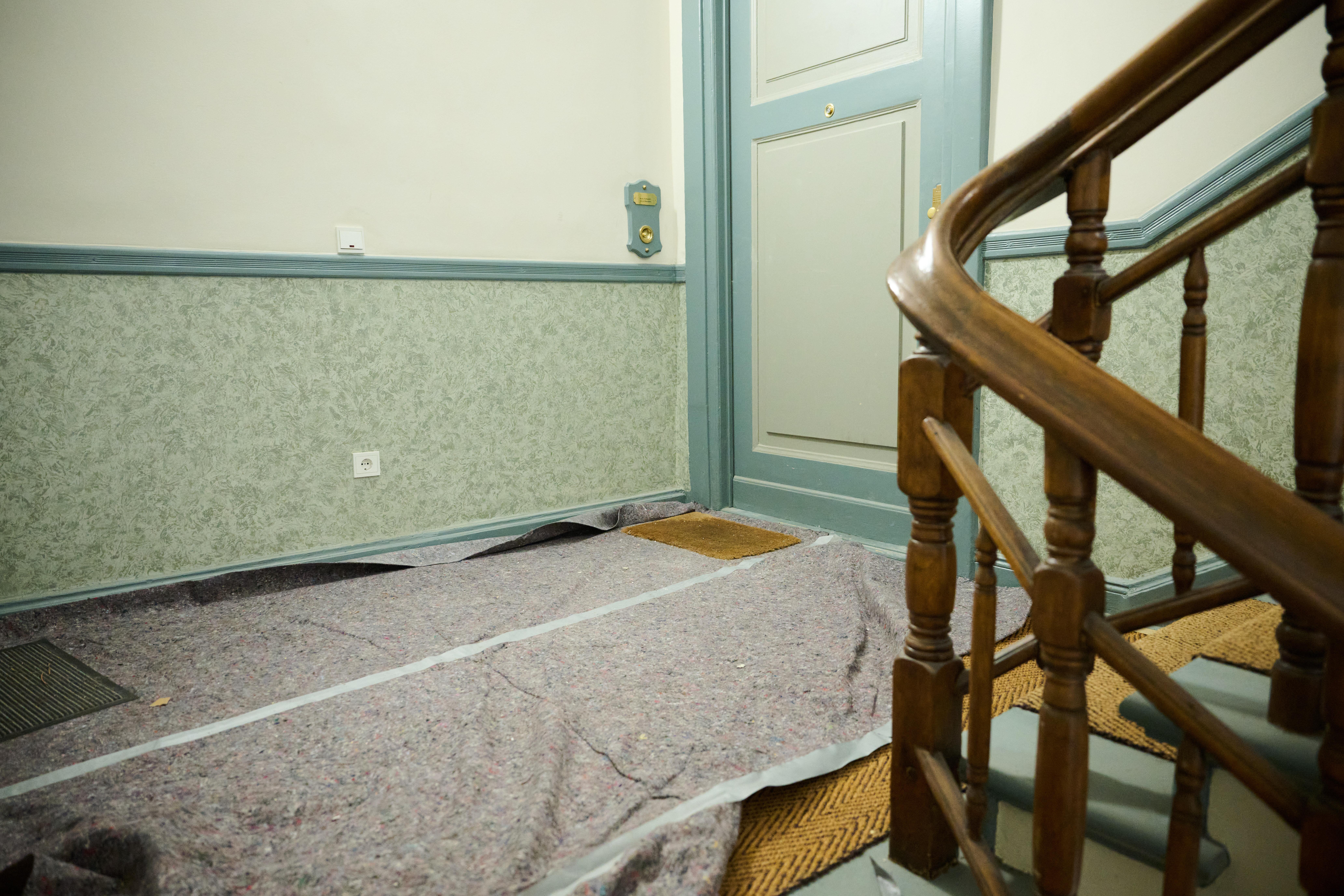 Treppenhaus vor einer Altbauwohnung (Symbolbild)