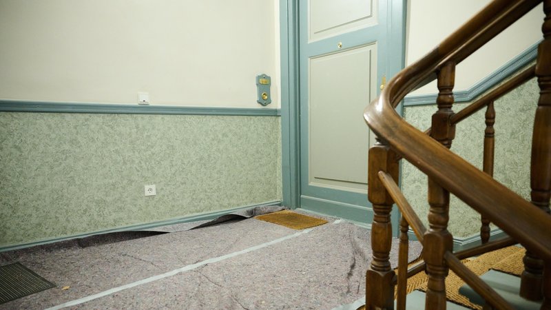 Treppenhaus vor einer Altbauwohnung (Symbolbild) | Bild: pa/dpa/Annette Riedl Treppenhaus vor einer Altbauwohnung (Symbolbild)