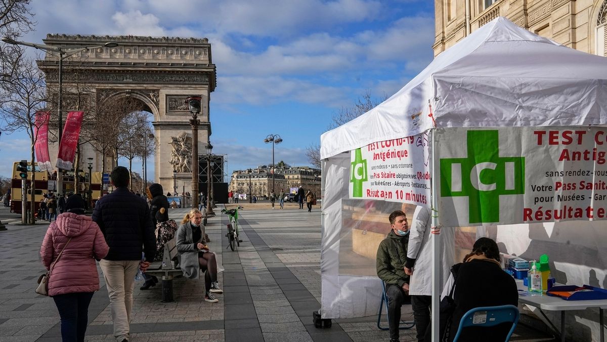 Ein Mann erhält in Paris in einem mobilen Corona-Testzentrum einen Nasenabstrich.