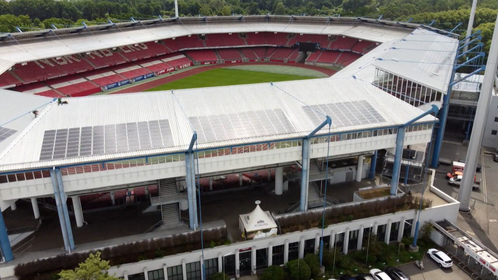 Blick aufs Max-Morlock-Stadion von schräg oben.