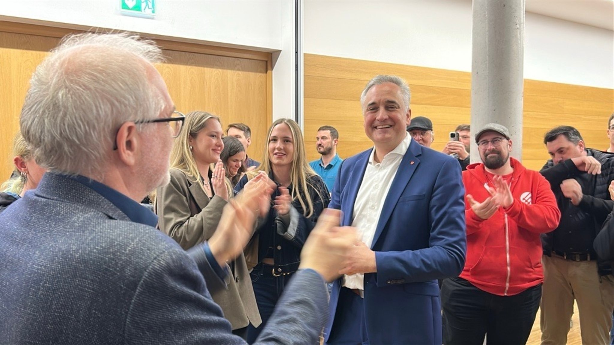 SPD-Kandidat Thomas Burger freut sich über seinen Einzug in die Stichwahl in der Wahl um den OB-Posten in Regensburg. 