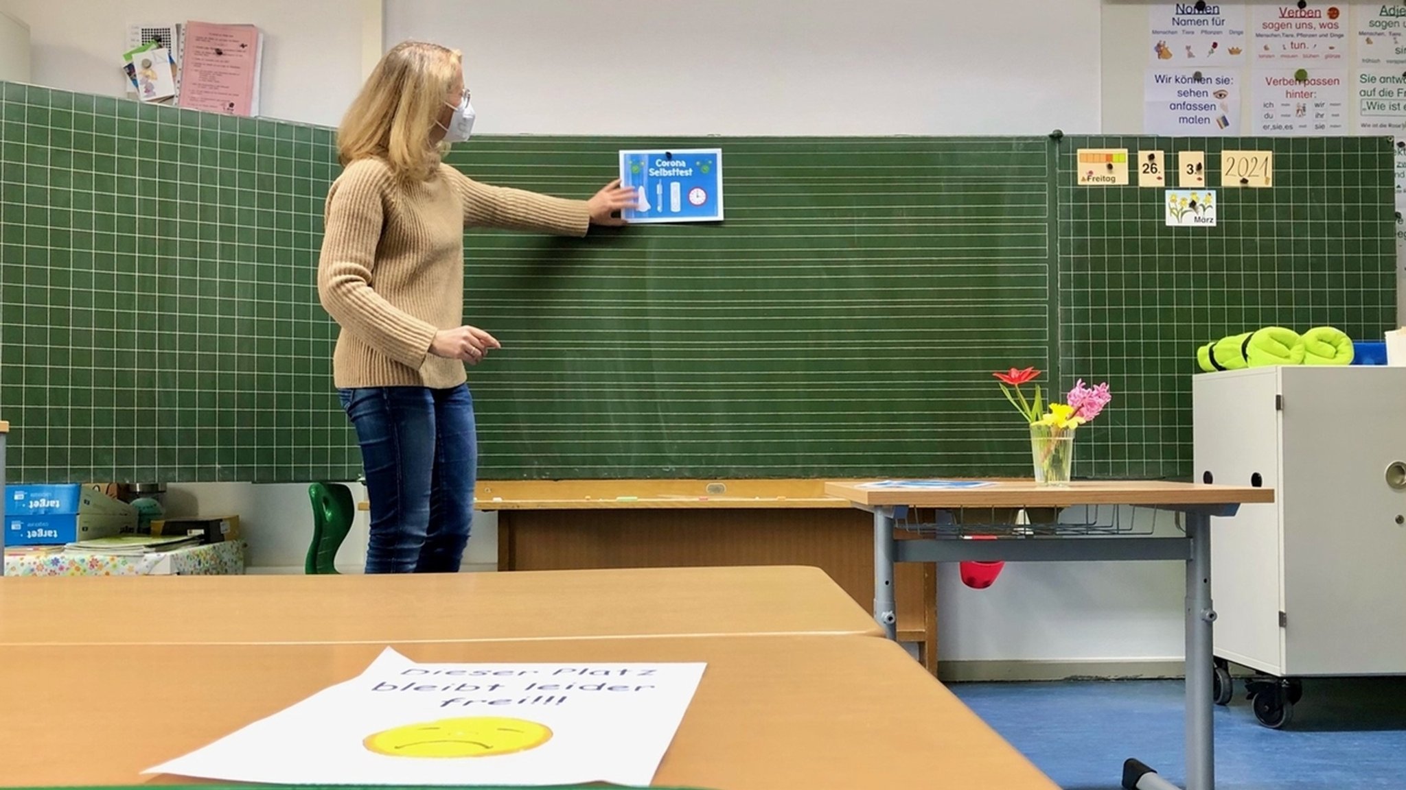 Lehrerin Pia Preuß erklärt ihrer Klasse, wie die Selbsttests funktionieren.