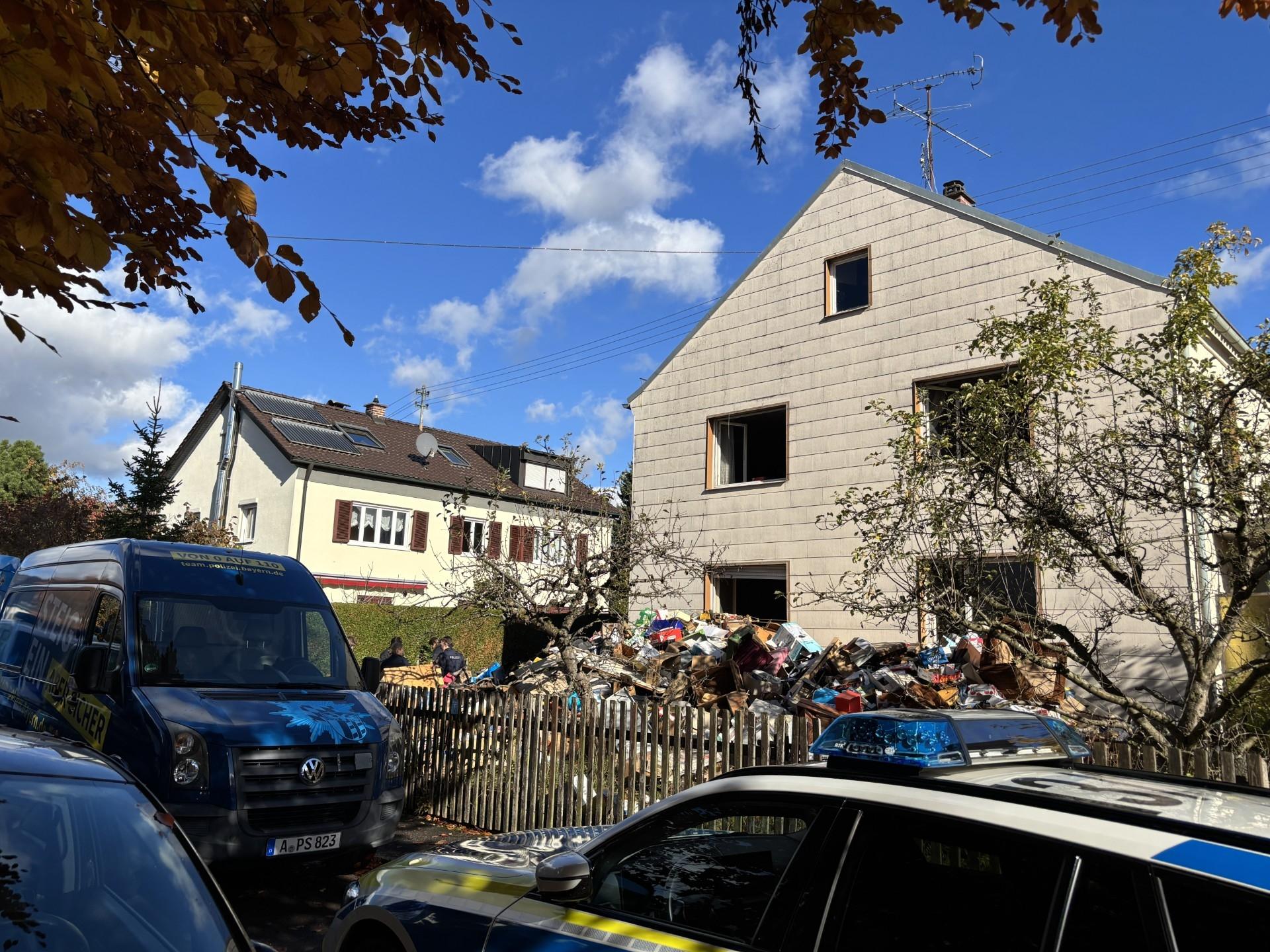 Seit Tagen ist die Polizei mit Spezialkräften dabei, die Waffen aus dem völlig vermüllten Haus eines verstorbenen Augsburgers abzutransportieren.