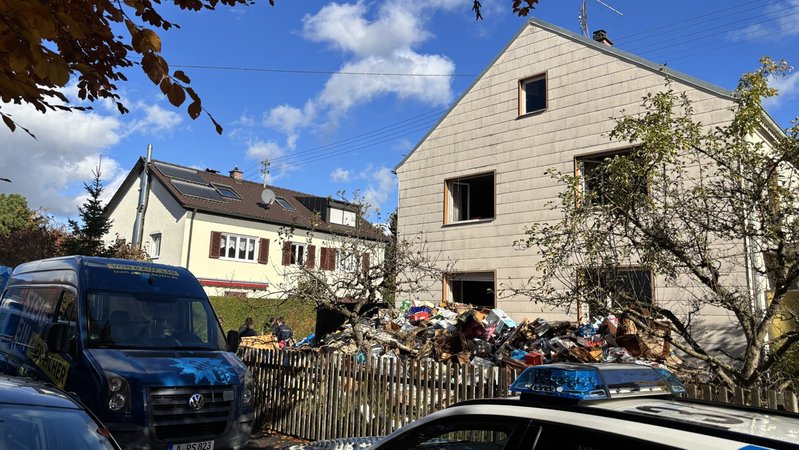 Seit Tagen ist die Polizei mit Spezialkräften dabei, die Waffen aus dem völlig vermüllten Haus eines verstorbenen Augsburgers abzutransportieren. | Bild: BR 2025 / B. Leinfelder Seit Tagen ist die Polizei mit Spezialkräften dabei, die Waffen aus dem völlig vermüllten Haus eines verstorbenen Augsburgers abzutransportieren.