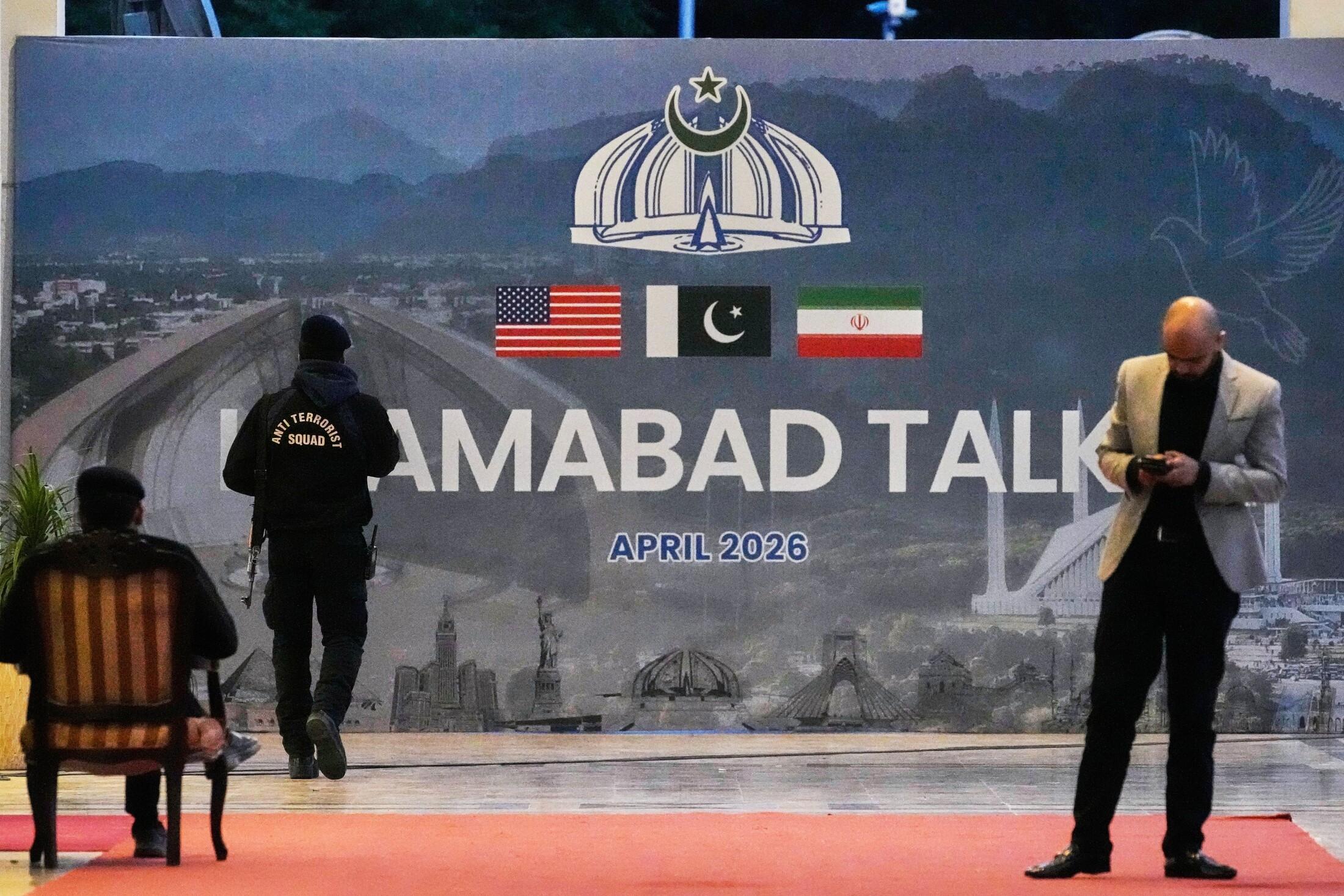 ine Plakatwand zu den US-Iran-Gesprächen in Islamabad.