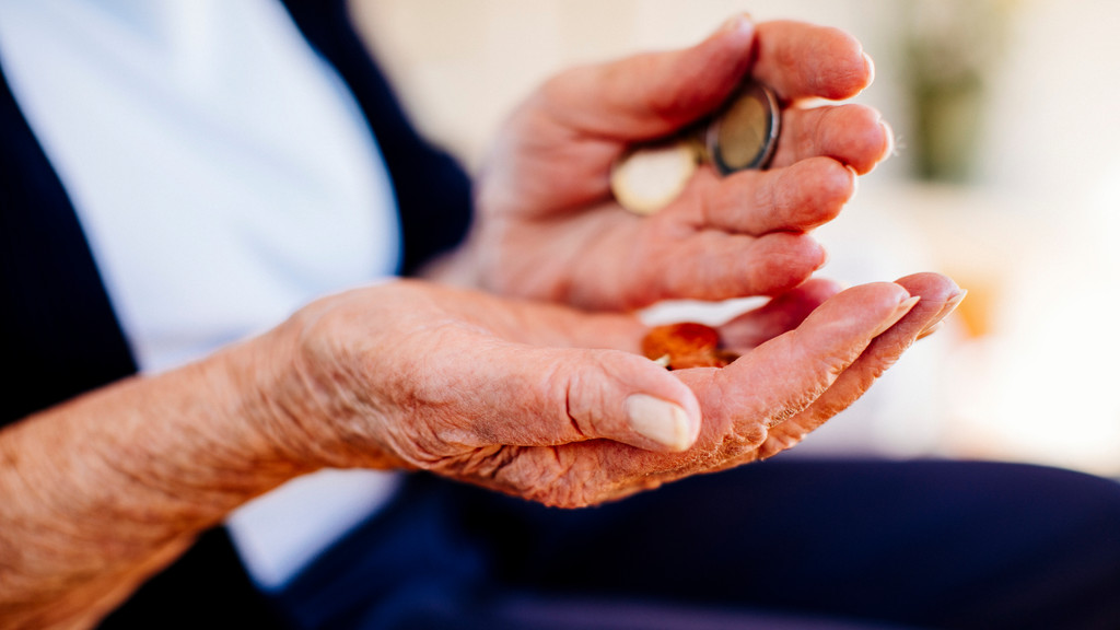 Symbolbild: Hände einer älteren Frau mit Münzgeld