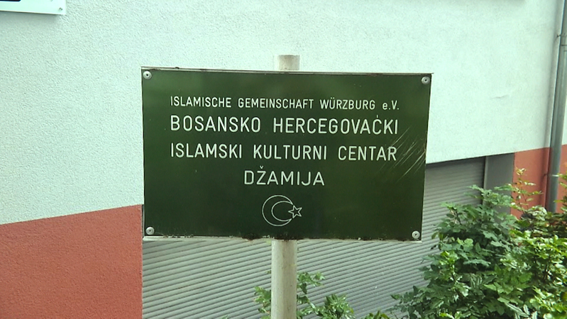 Eingangsbereich der  Islamisch-Bosnischen Gemeinschaft in Würzburg.